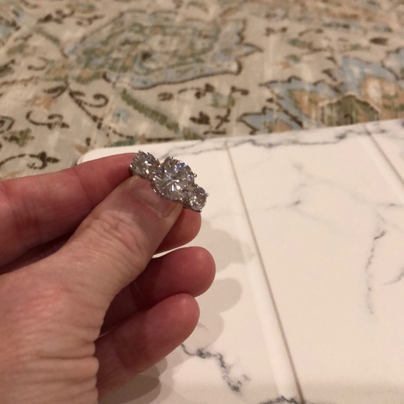 3 stone ring - cubic zirconia - Picture 3 of 3